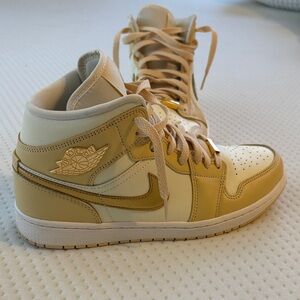 Jordan sneakers in Gold & Cream
